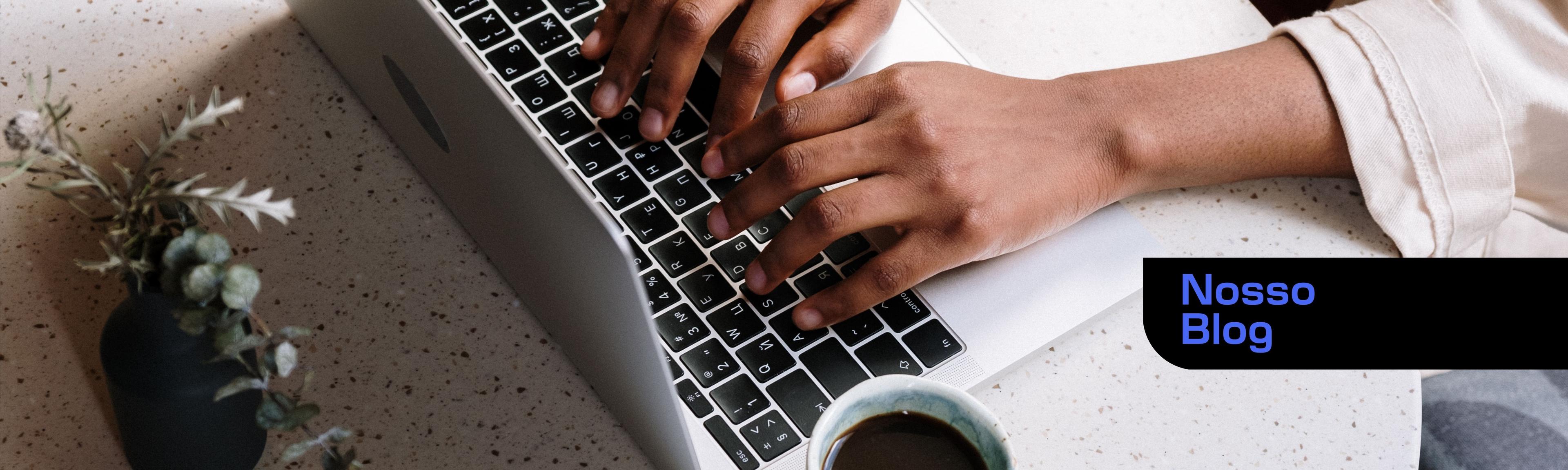 Equipe colaborando no escritório